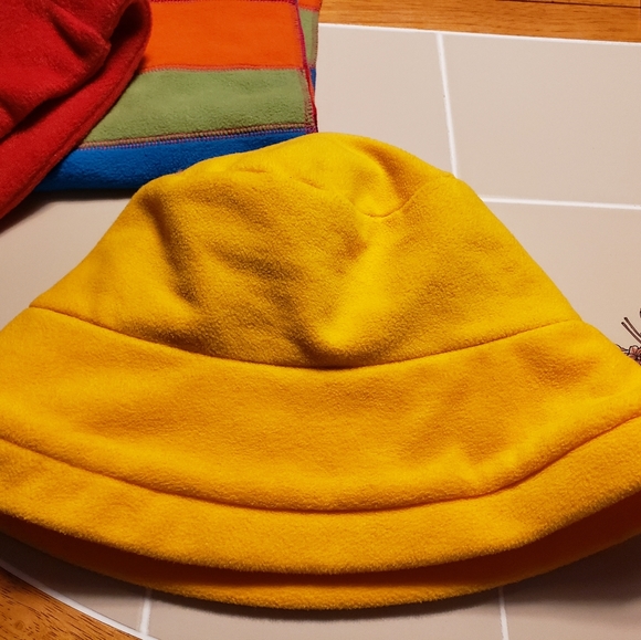 6  Pieces 1 Scarf 3 Hats and 2 Set of Gloves - Picture 14 of 16